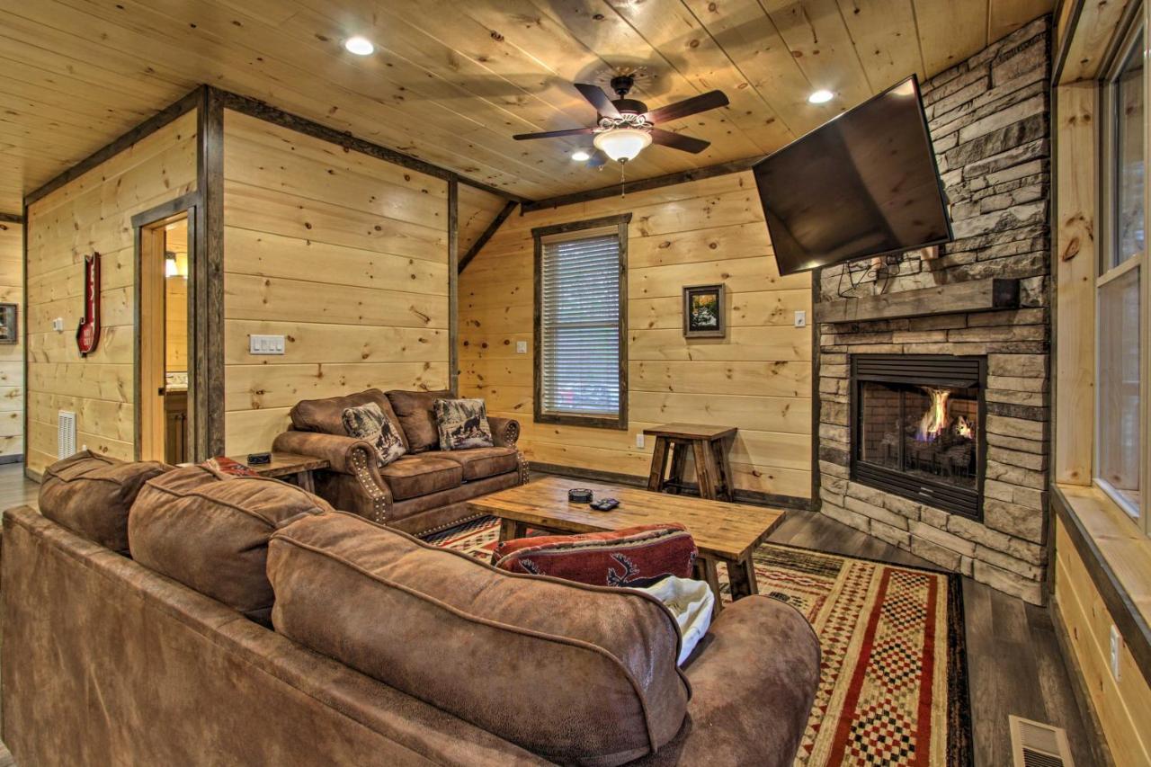 Luxe Cabin With Home Theater Less Than 2 Miles To Gatlinburg Εξωτερικό φωτογραφία
